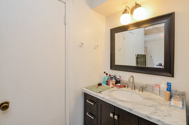 Building Photo - 1506 Wilshire Park Dr