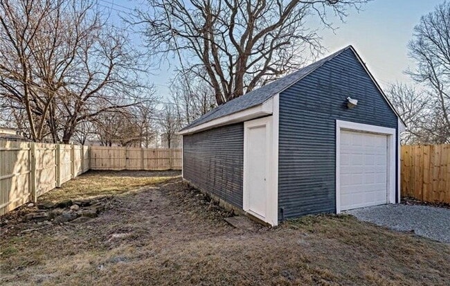 Building Photo - SOUTH BROAD RIPPLE 2 BEDROOM W/BASEMENT RECENTLY UPDATED