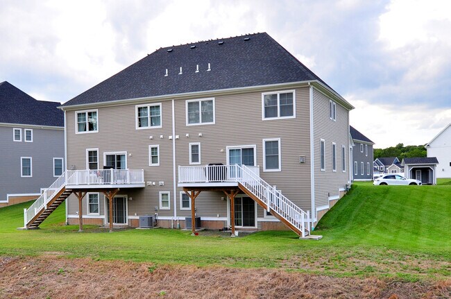 Building Photo - 5 Oakwood Cir