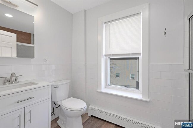 Building Photo - 561 Broad St