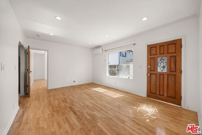 Building Photo - 1538 N Mariposa Ave