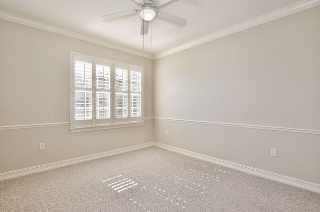 Building Photo - Stunning 2/2.5 Spacious Townhome with a Lo...