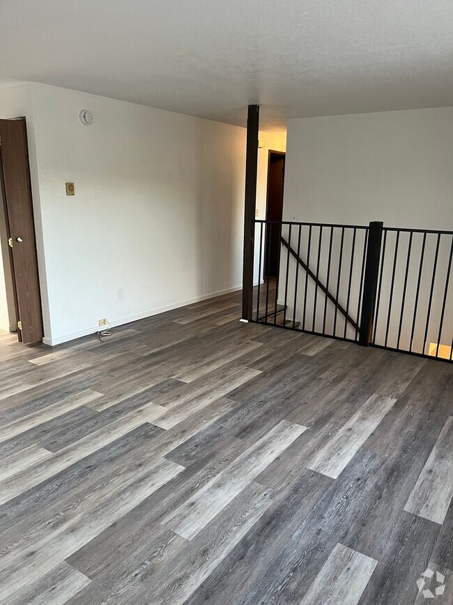 Building Photo - Sutherlin Upstairs 2 bedroom apartment