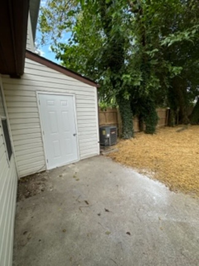 Building Photo - Single-Level Townhouse with Fenced Backyard