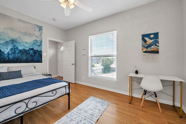 Building Photo - 1425 E James St