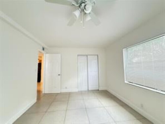 Building Photo - 601 NE 29th Dr