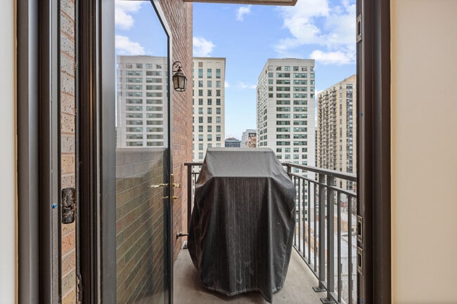 Building Photo - 30 W Erie St