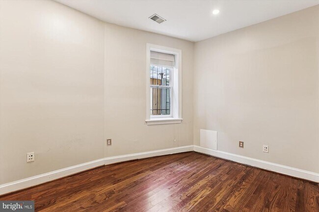 Building Photo - 1116 C St NE