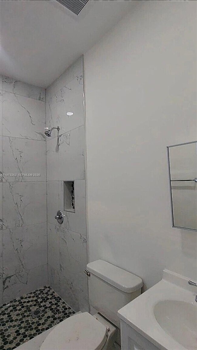 Building Photo - 1375 NE 135th St