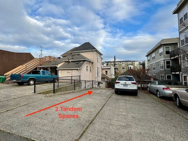 Building Photo - Queen Anne Home