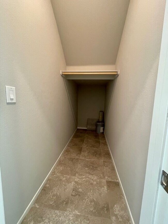 Building Photo - Beautiful South West Home-Coming Soon-8/21/26!