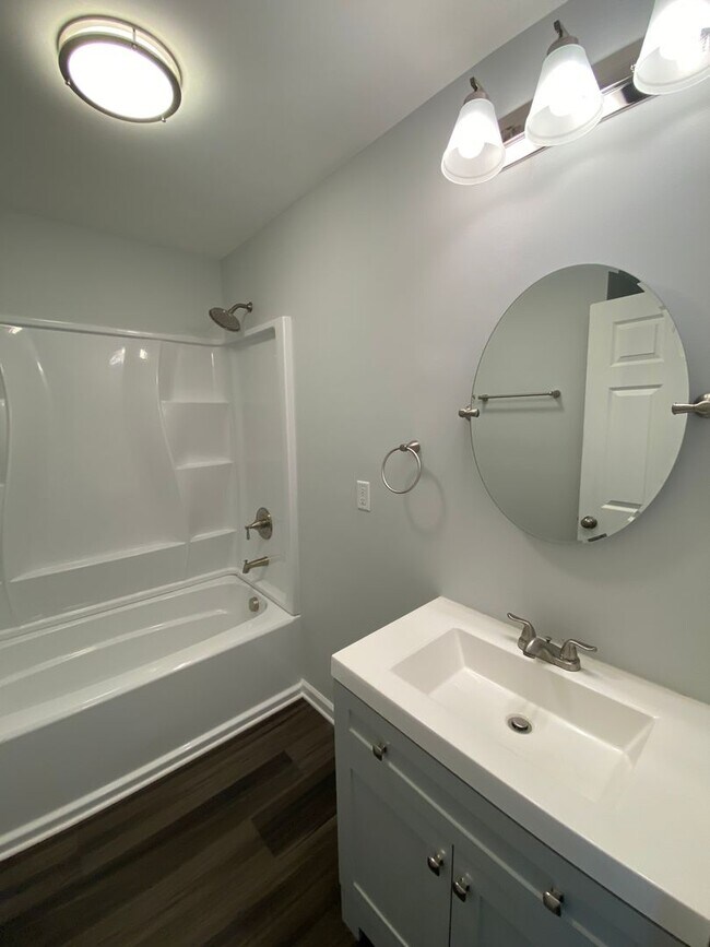 Building Photo - Great Location-2 Bedroom Duplex Now Availa...