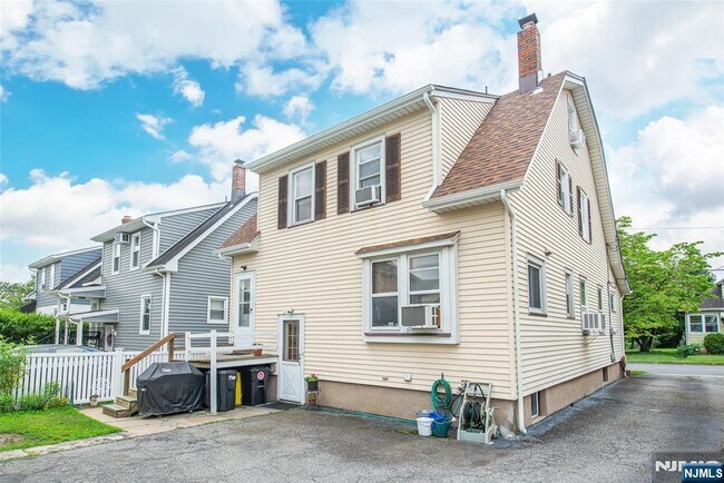 Building Photo - 807 Fern St