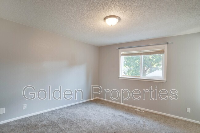 Building Photo - 3703 E Pine Hill Dr