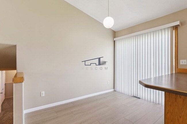 Building Photo - Updated Roy Utah 5 Bedroom 2 Bathroom Home!!
