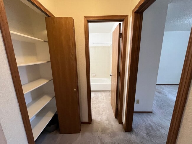 Building Photo - Beautiful 3 bed 2 1/2 bath with 2 car garage! (NEW PICTURES TO COME!!)