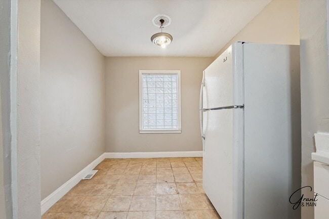 Building Photo - $1400 3 bedroom