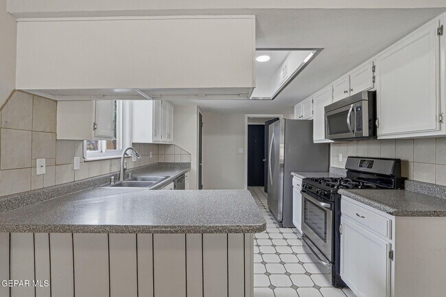 Building Photo - 604 La Chapa Ave