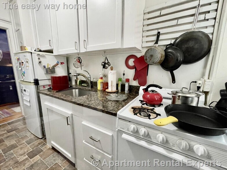 Building Photo - 73 Martin St