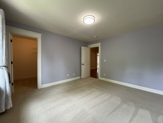 Building Photo - Luxury 5 Bedroom Home with Soaking Tub, Chef’s Kitchen & Expansive Primary Suite