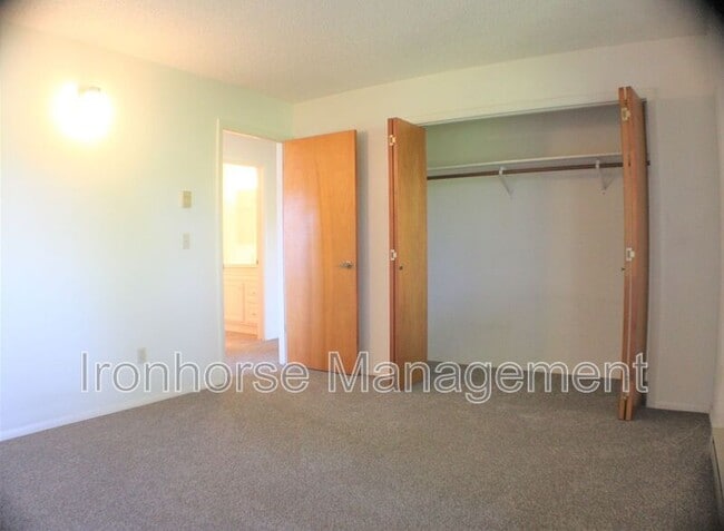 Building Photo - 809 W Villard St