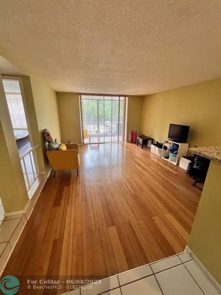 Building Photo - 3740 Inverrary Dr