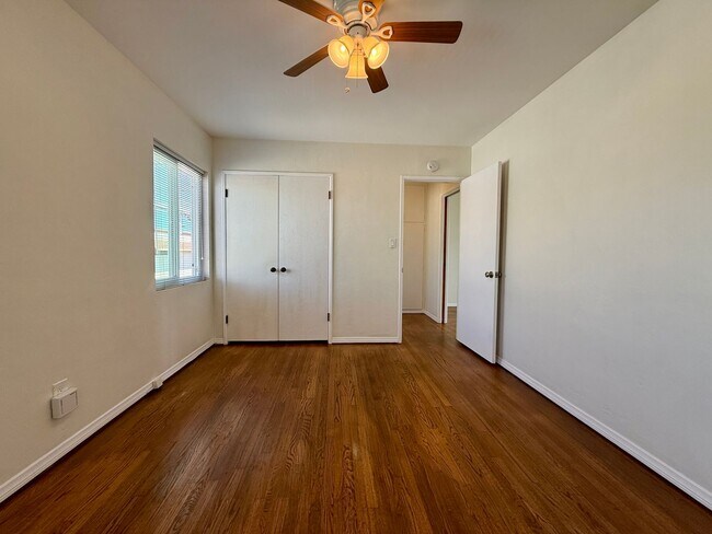 Building Photo - CORNER Upstairs Unit Within Small Gated Community! COMPLIMENTARY Shared Laundry! Spacious Floorplan!