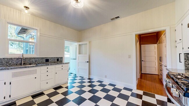 Building Photo - Experience true Wine Country Luxury living...