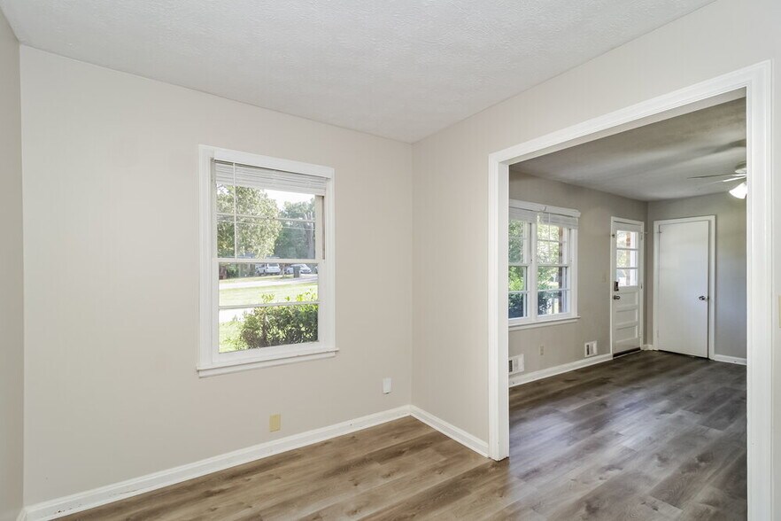 Building Photo - 2082 Warren Dr SW