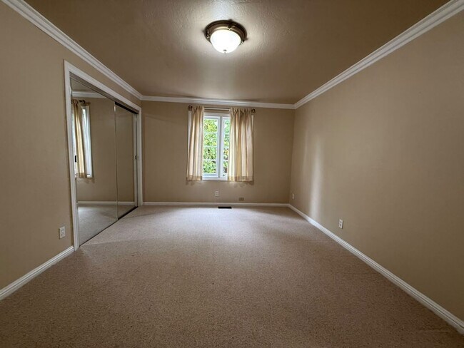 Building Photo - 1573 Edgewood Rd