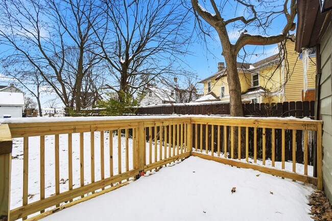 Building Photo - 44 5 Oaks Ave