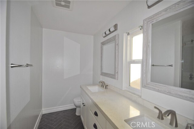 Building Photo - 6 Acorn