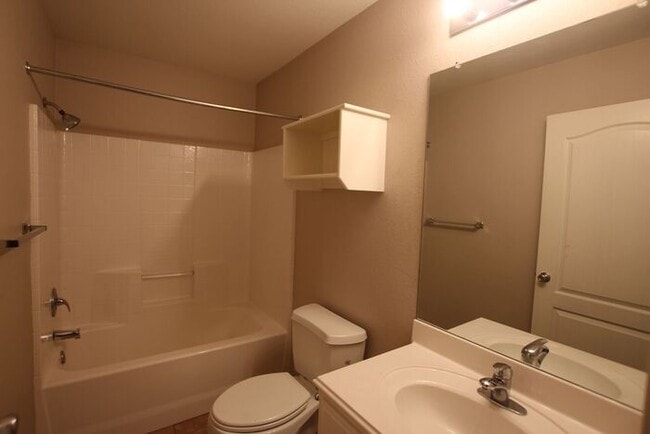 Building Photo - Available 3 Bedroom Duplex in Lindale!