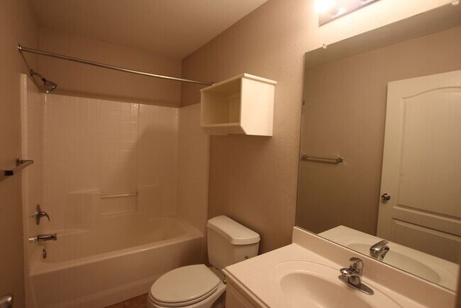 Building Photo - Tour Today!: 2 Bedroom 2 Bath Duplex in Lindale!