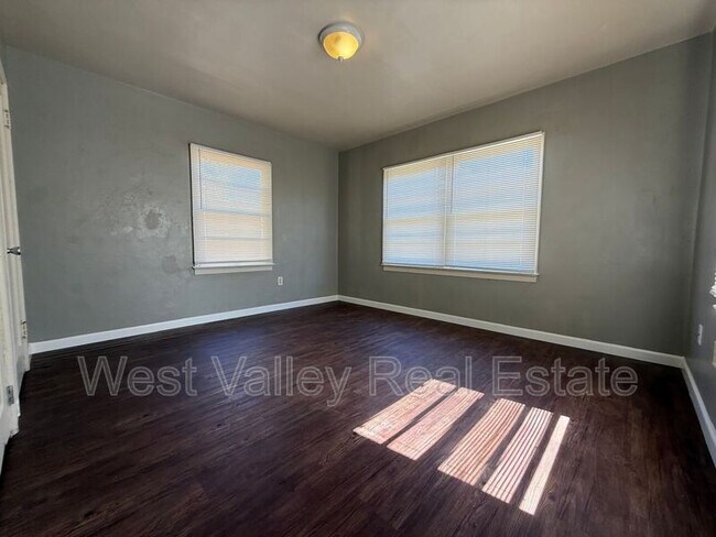 Building Photo - 511 Philippine St