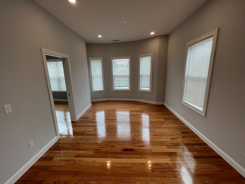 Building Photo - 130 Cross St