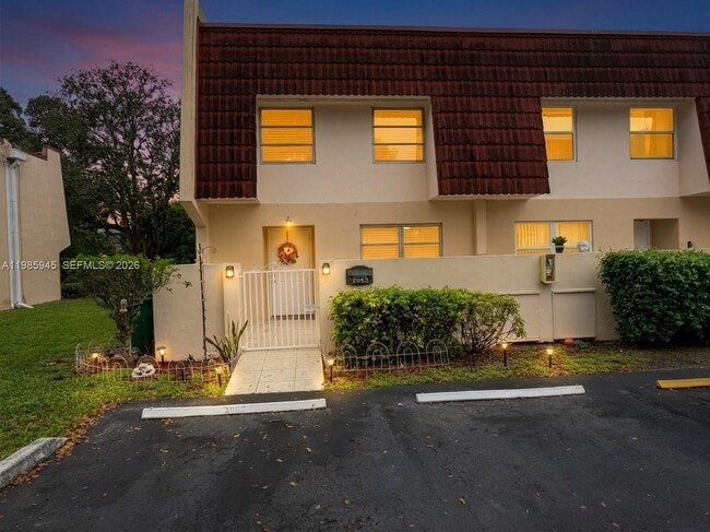 Building Photo - 3962 Inverrary Dr