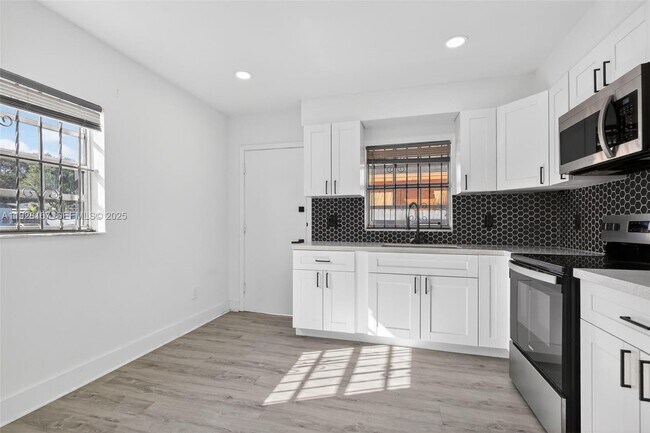 Building Photo - 708 SW 10th St