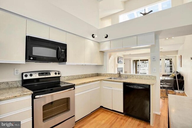 Building Photo - 3369 Lakeside View Dr