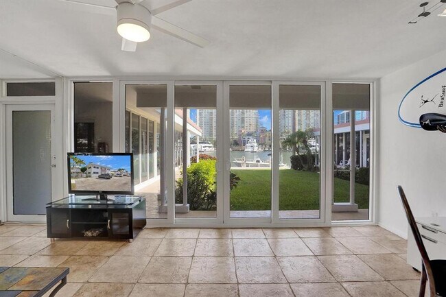 Building Photo - 2760 Yacht Club Blvd