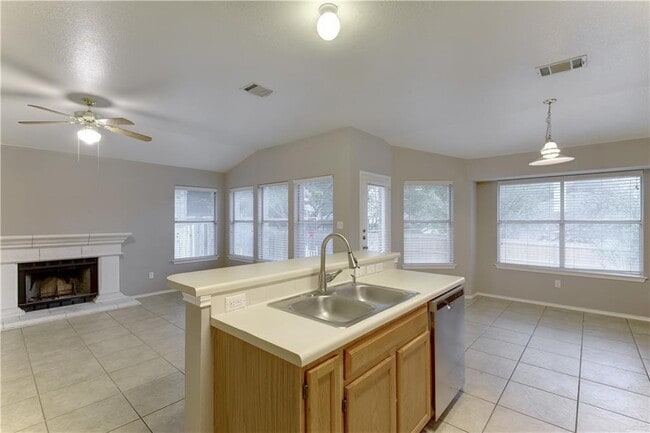 Building Photo - 1406 Royce Ln