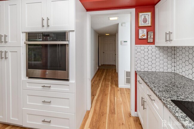 Building Photo - 456 Roxbury Ln