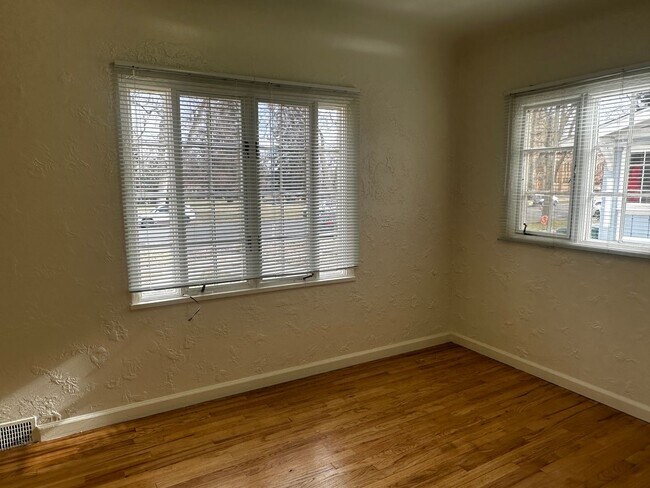 Building Photo - 1809 10th Ave