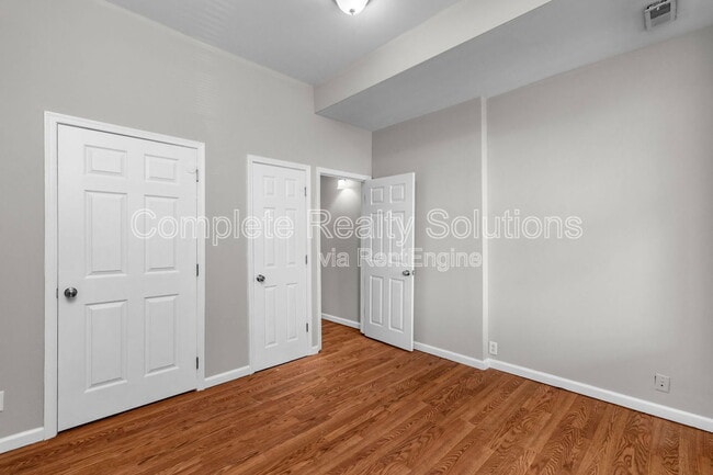 Building Photo - 3021 Iowa Ave