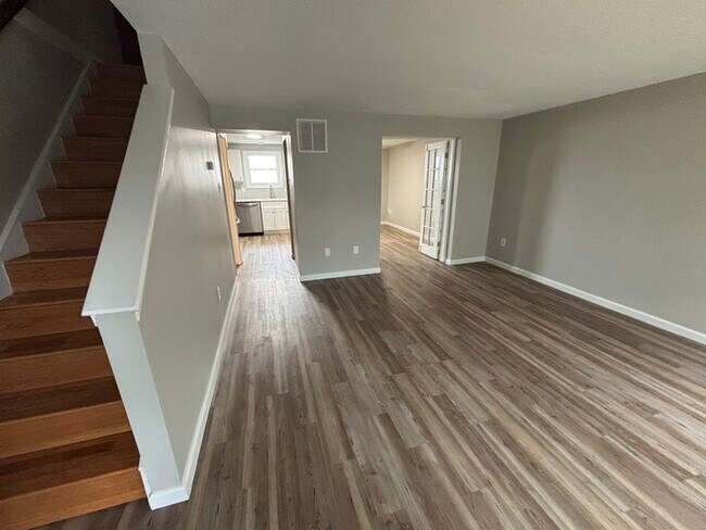 Building Photo - 3 bedrooms 3 bathrooms