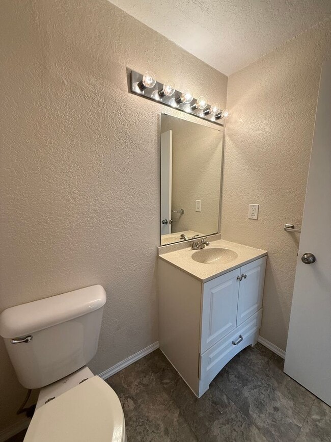 Building Photo - Updated 2BR Townhome with Fenced Yard & Ga...