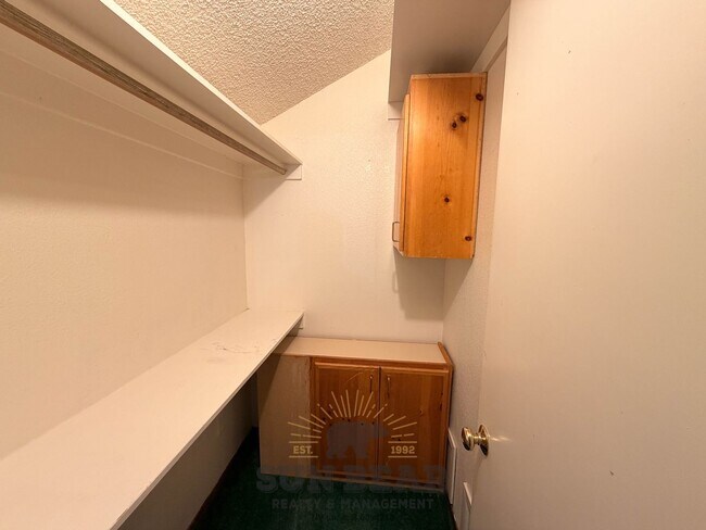 Building Photo - 3 Bedroom, 2.5 bath condo - Central Incline!  Being Painted!
