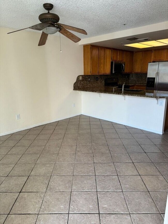 Building Photo - Beautiful 3 Bedroom House in Private Fontana Area CA 92337