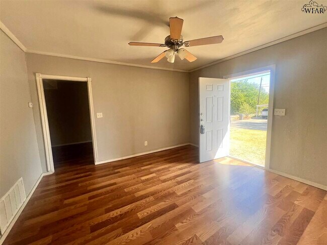 Building Photo - 2006 Bell St