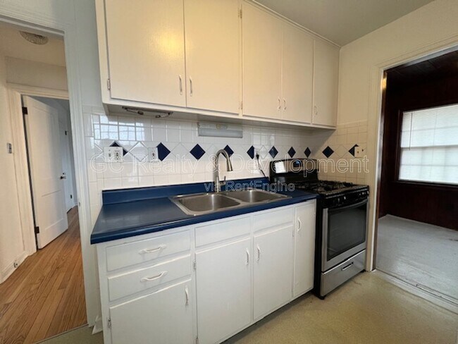 Building Photo - 20 N 5th Ave